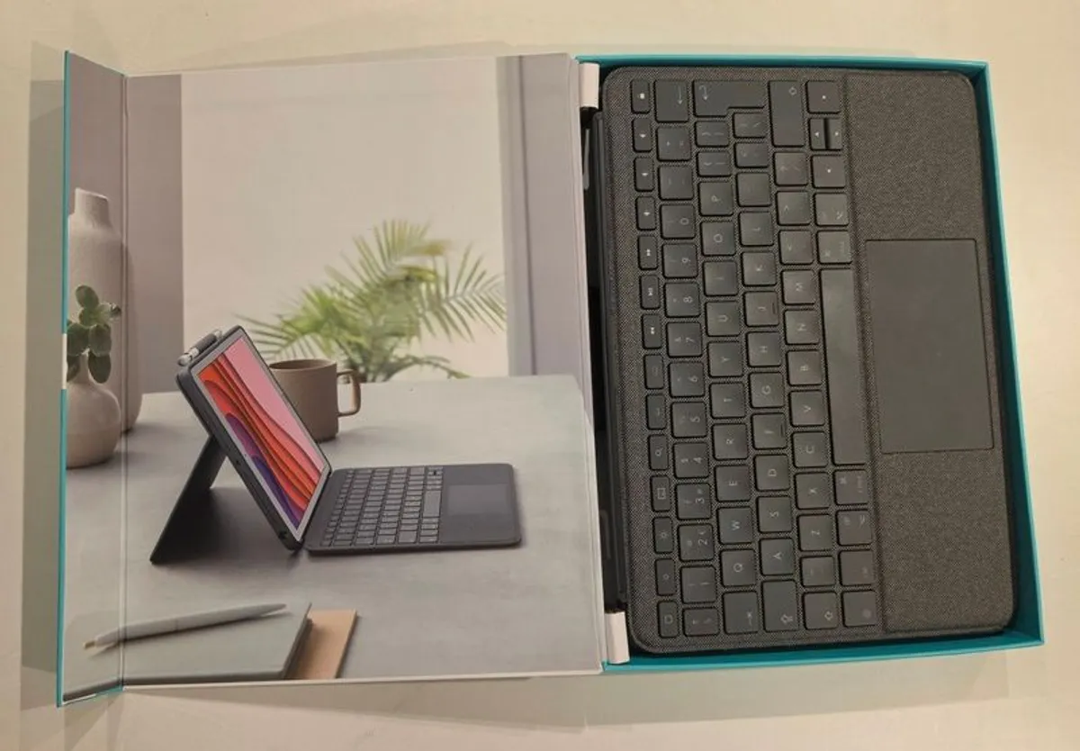 Logitech Combo Touch iPad Case (7th/8th/9th Gen) - Image 3