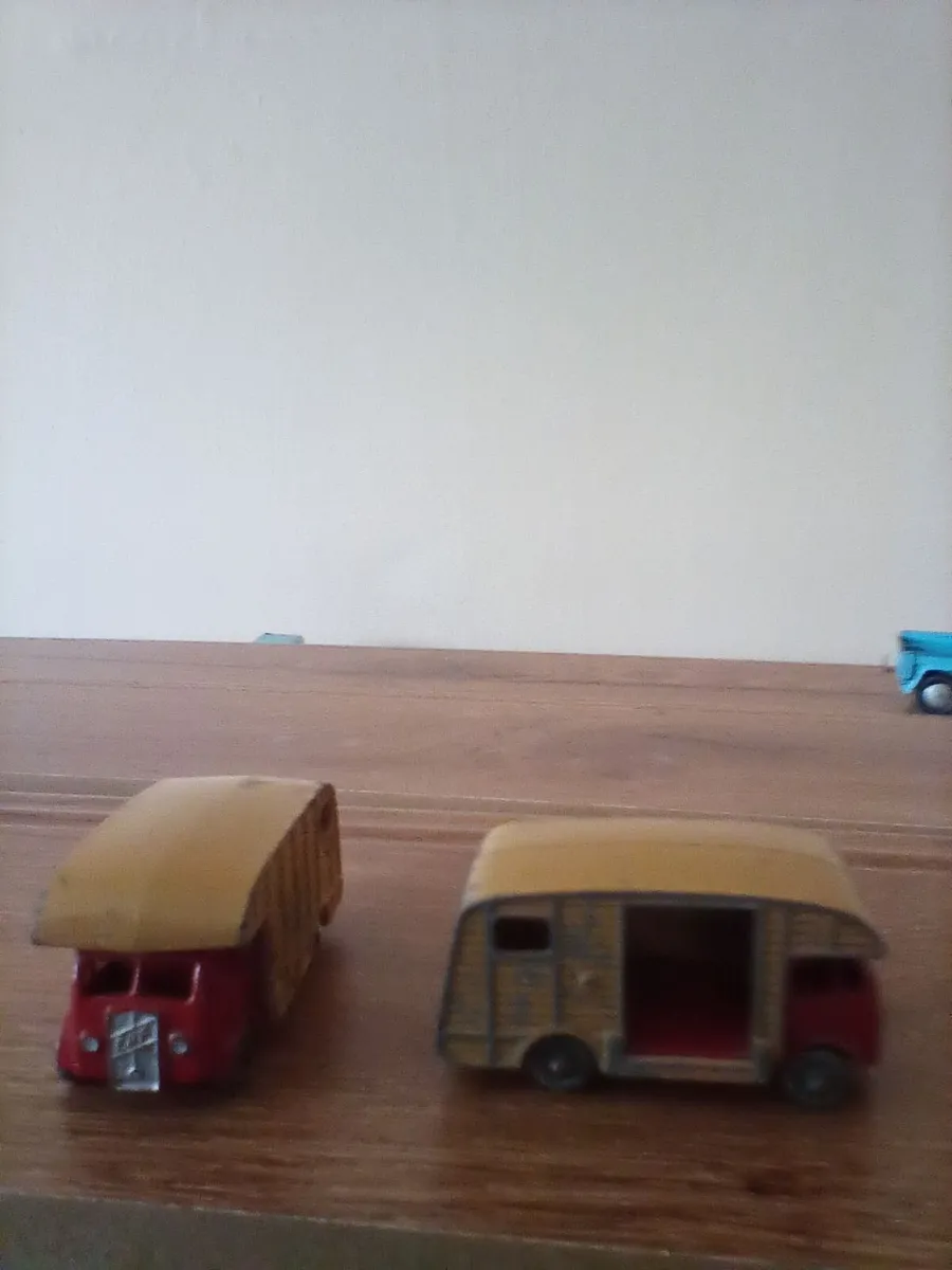 Two small vintage trucks - Image 1