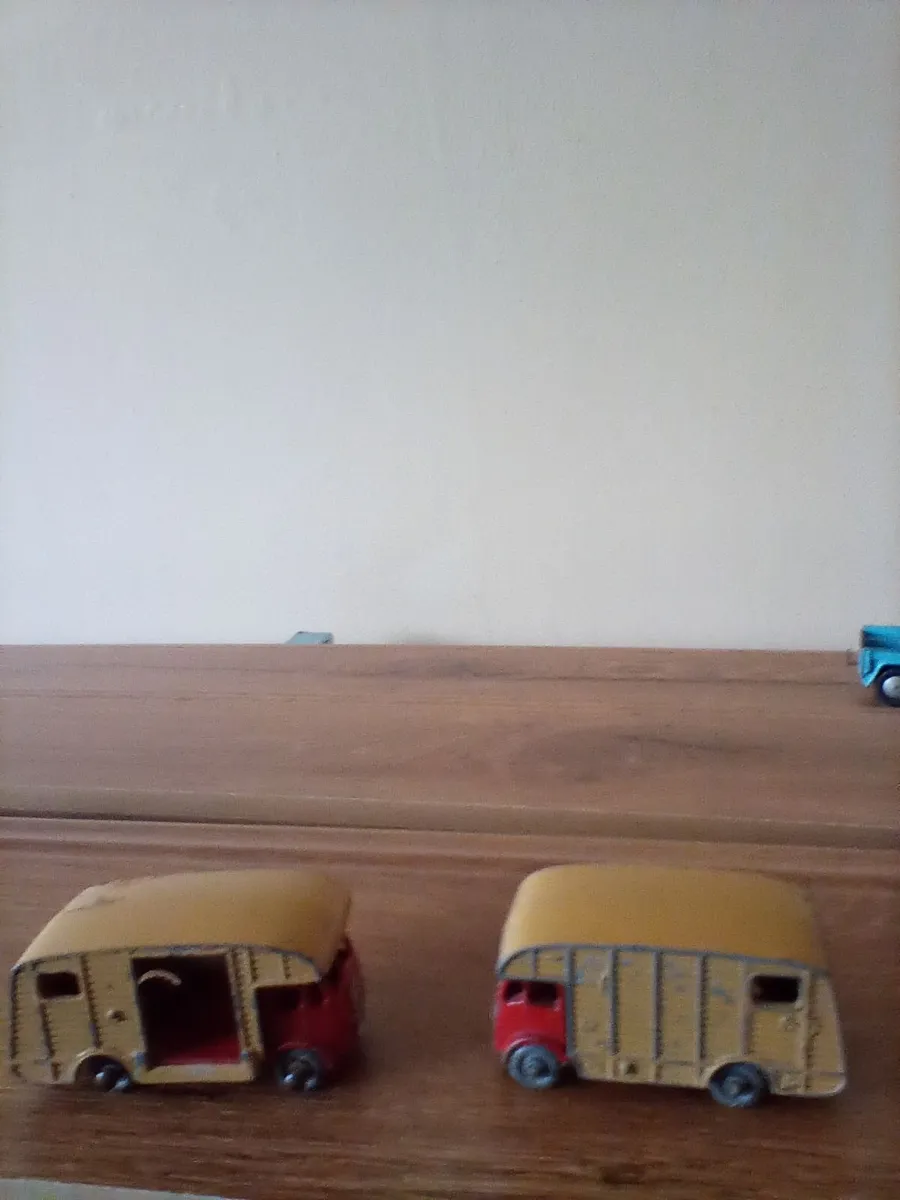 Two small vintage trucks - Image 2
