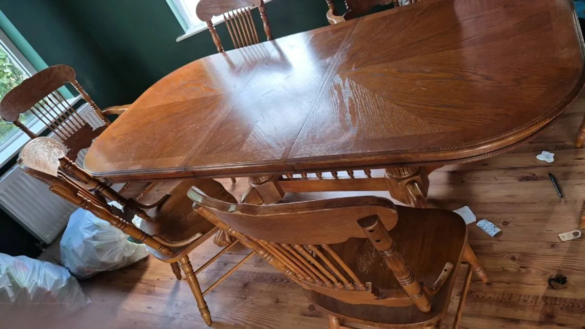 Solid table and 6 chairs - Image 1