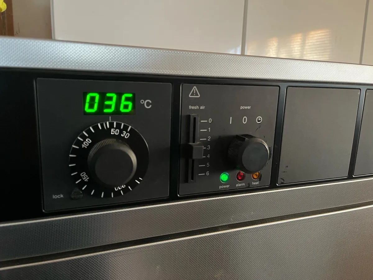 Laboratory drying oven. - Image 2