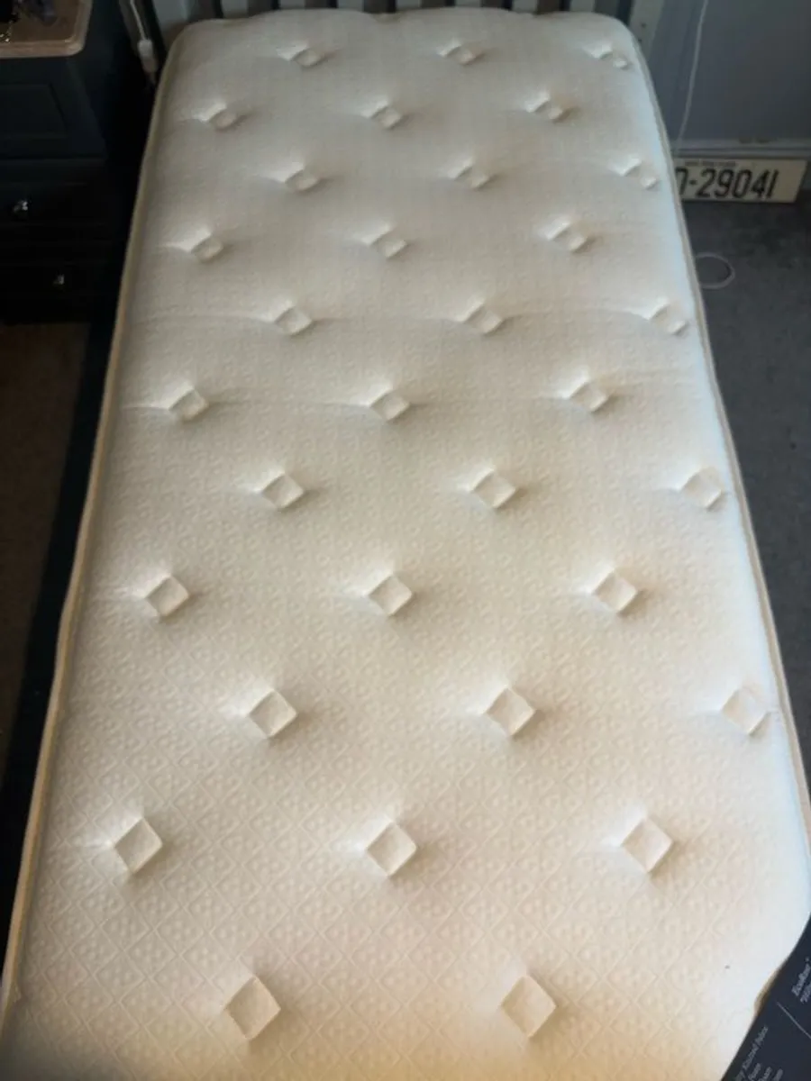 Single Matress for sale - Image 2