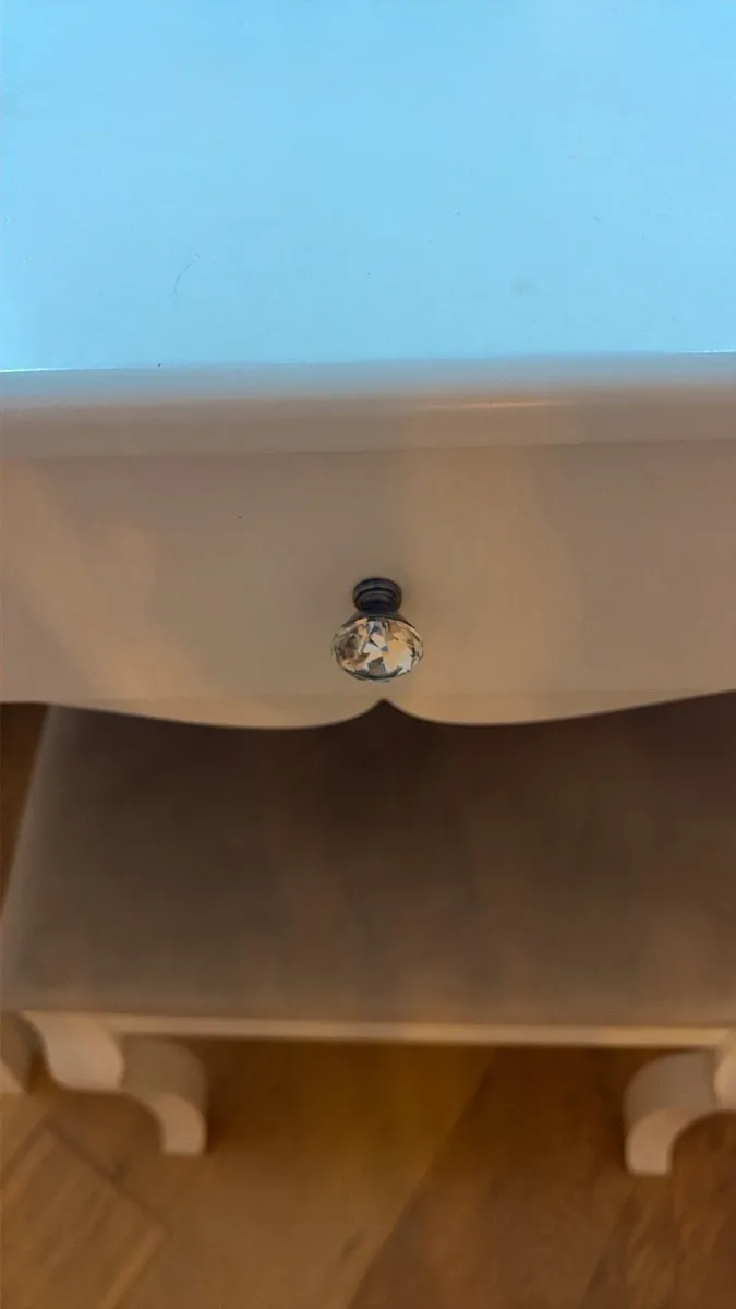 Hollywood style vanity table with mirror and light - Image 3