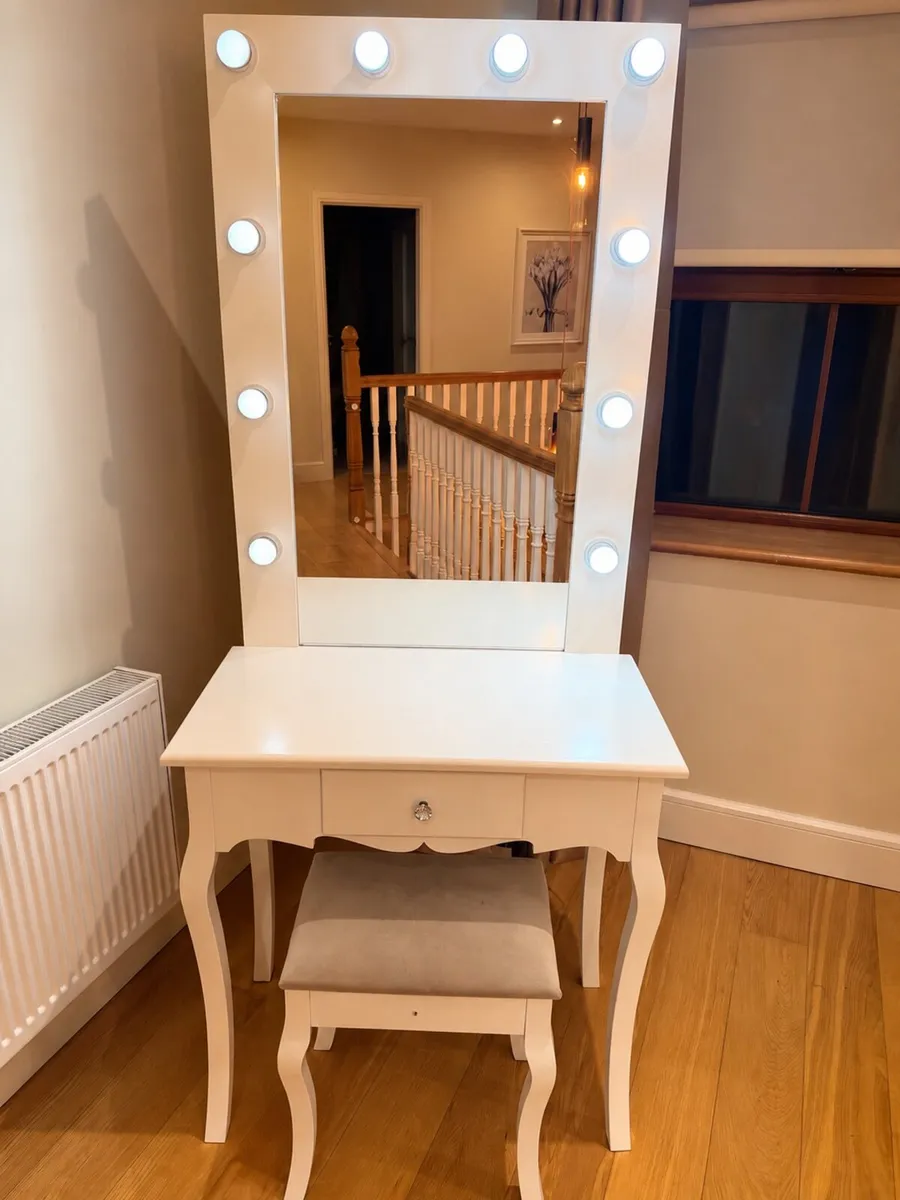 Hollywood style vanity table with mirror and light - Image 1