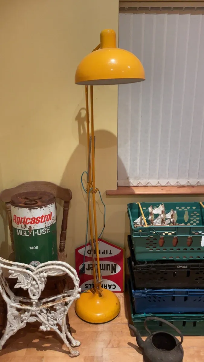 Large angle poise lamp