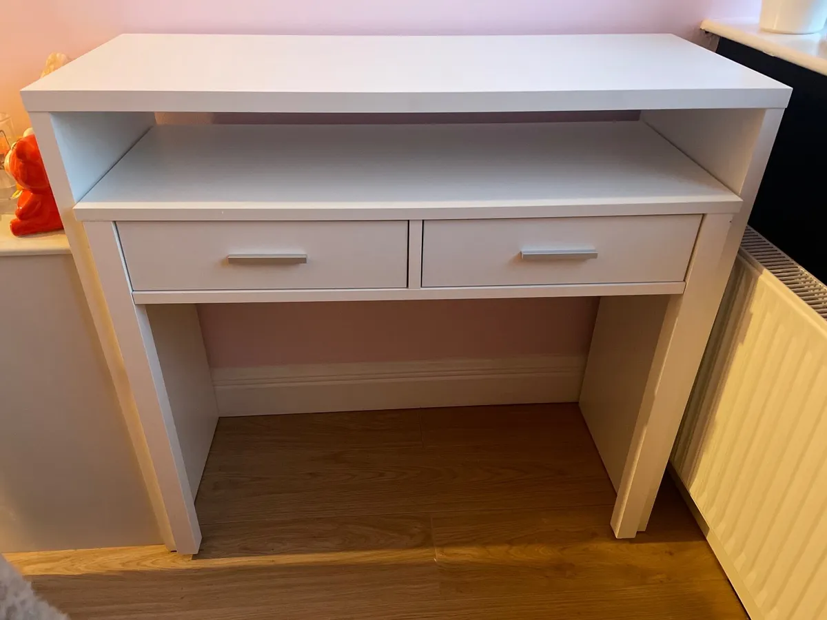 White desk - Image 1