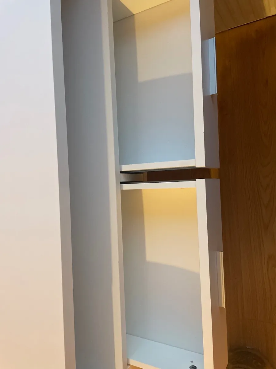 White desk - Image 3