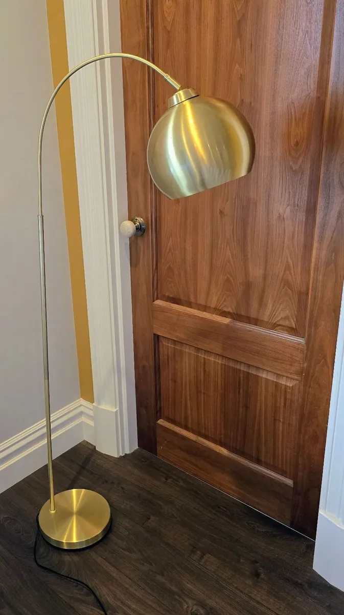 Gold arc free standing lamp - Image 1