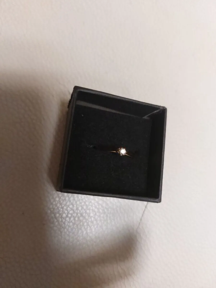 PRICE DROP 9ct Gold Diamond Solitaire - Image 3