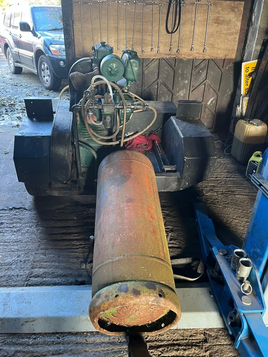 Mobile air compressor - Image 1