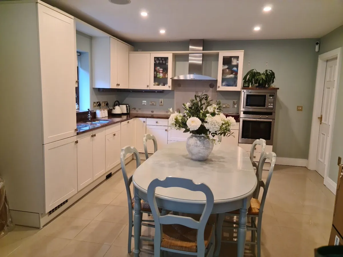 Kitchen& appliances  table &chairs no dishwasher