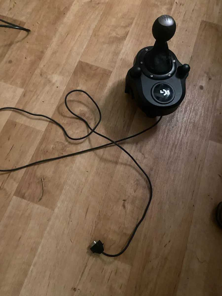 Logitech steering wheel +pedals and gearstick - Image 4