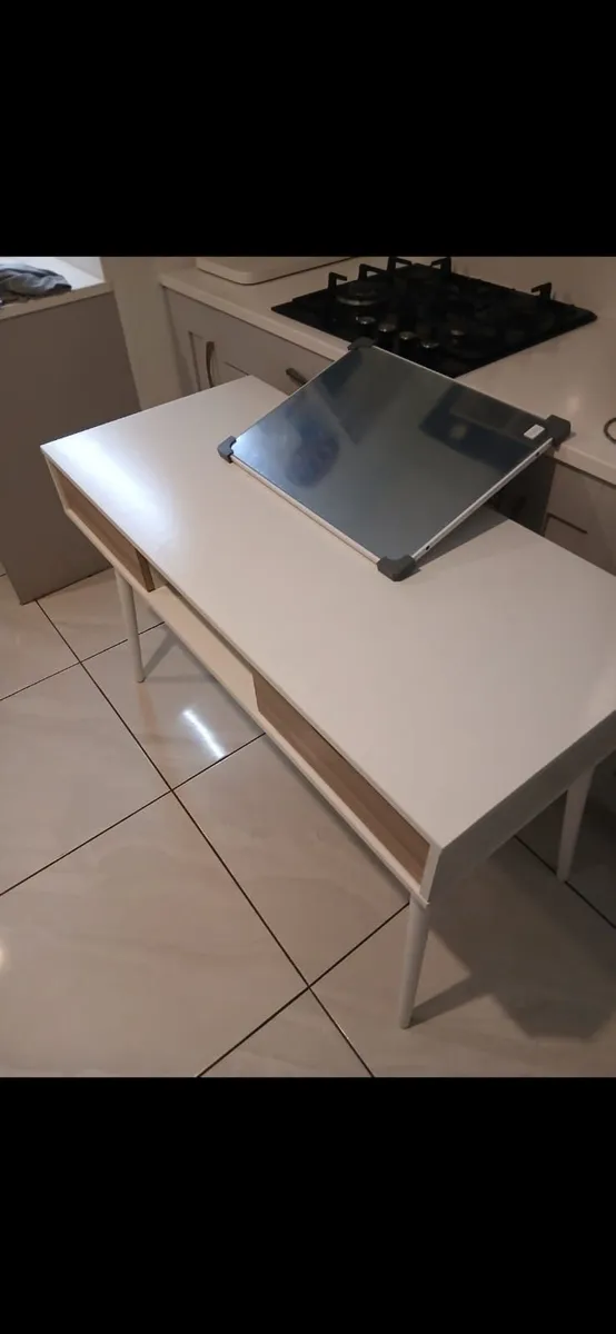 Dressing table with mirror - Image 1