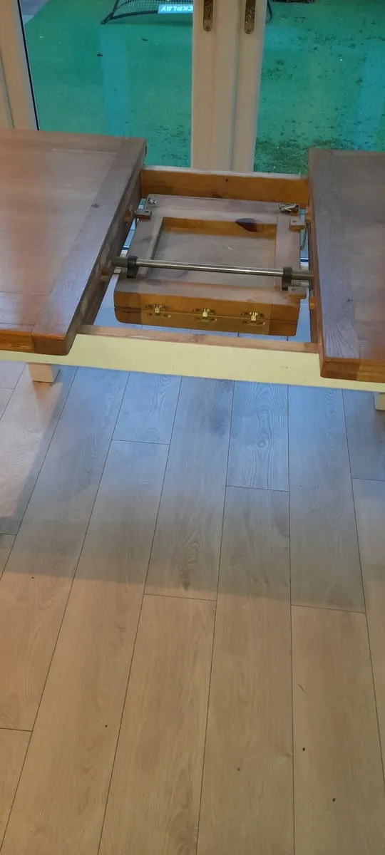 Extendable solid oak dining table - Image 2