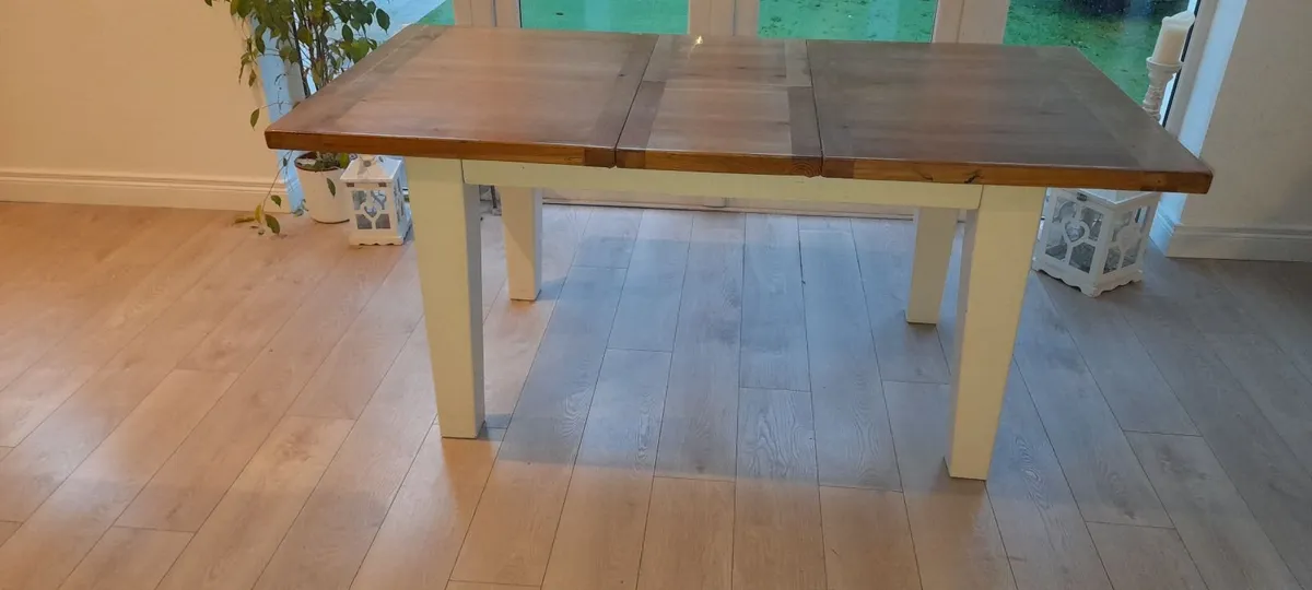 Extendable solid oak dining table - Image 1