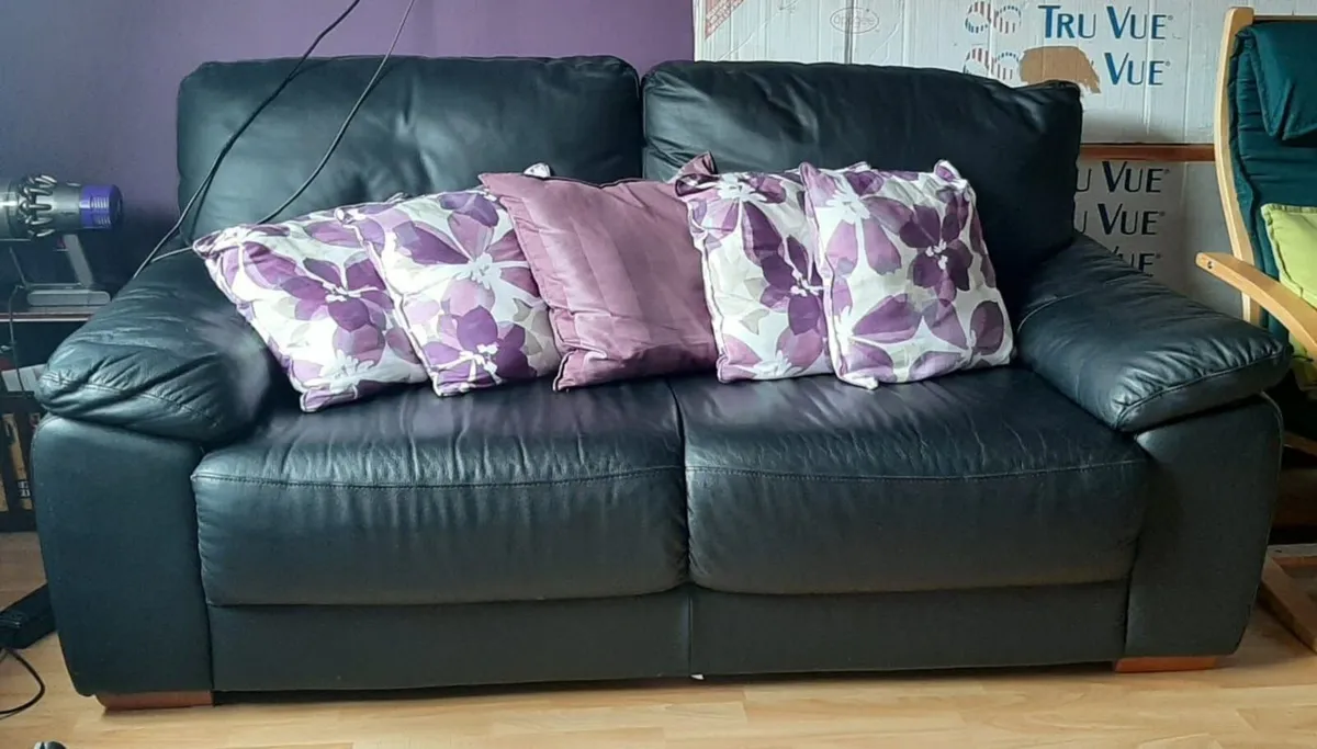 Leather couch - Image 1