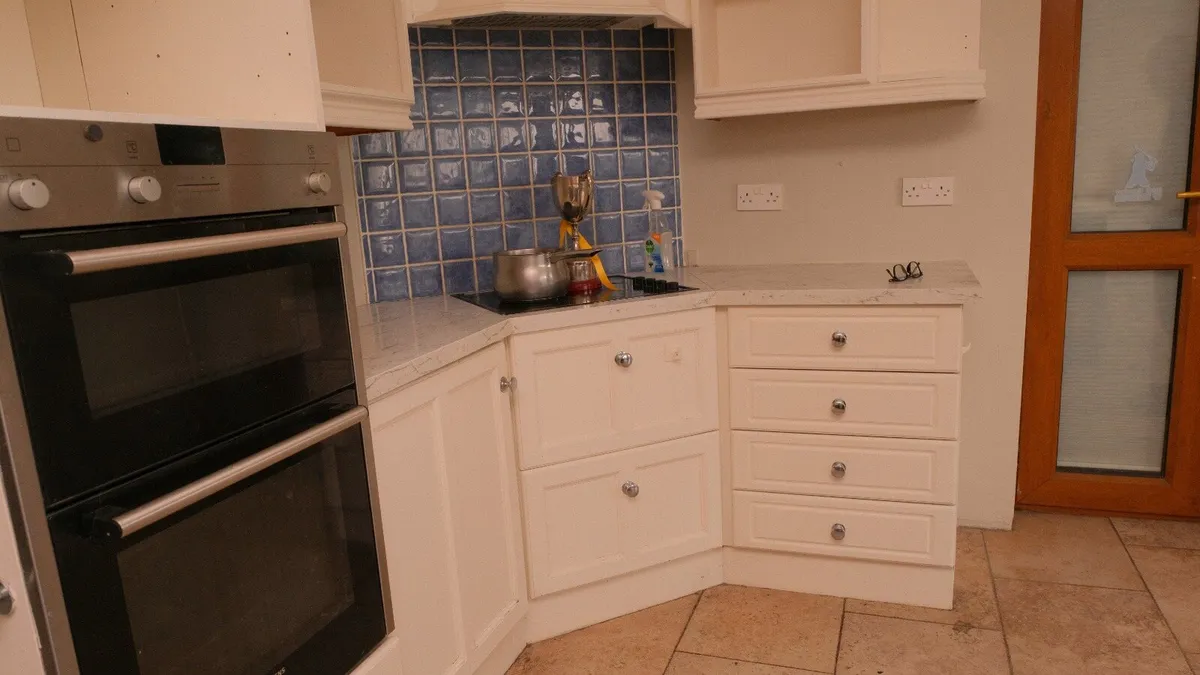 Kitchen cabinets & appliances - Image 2