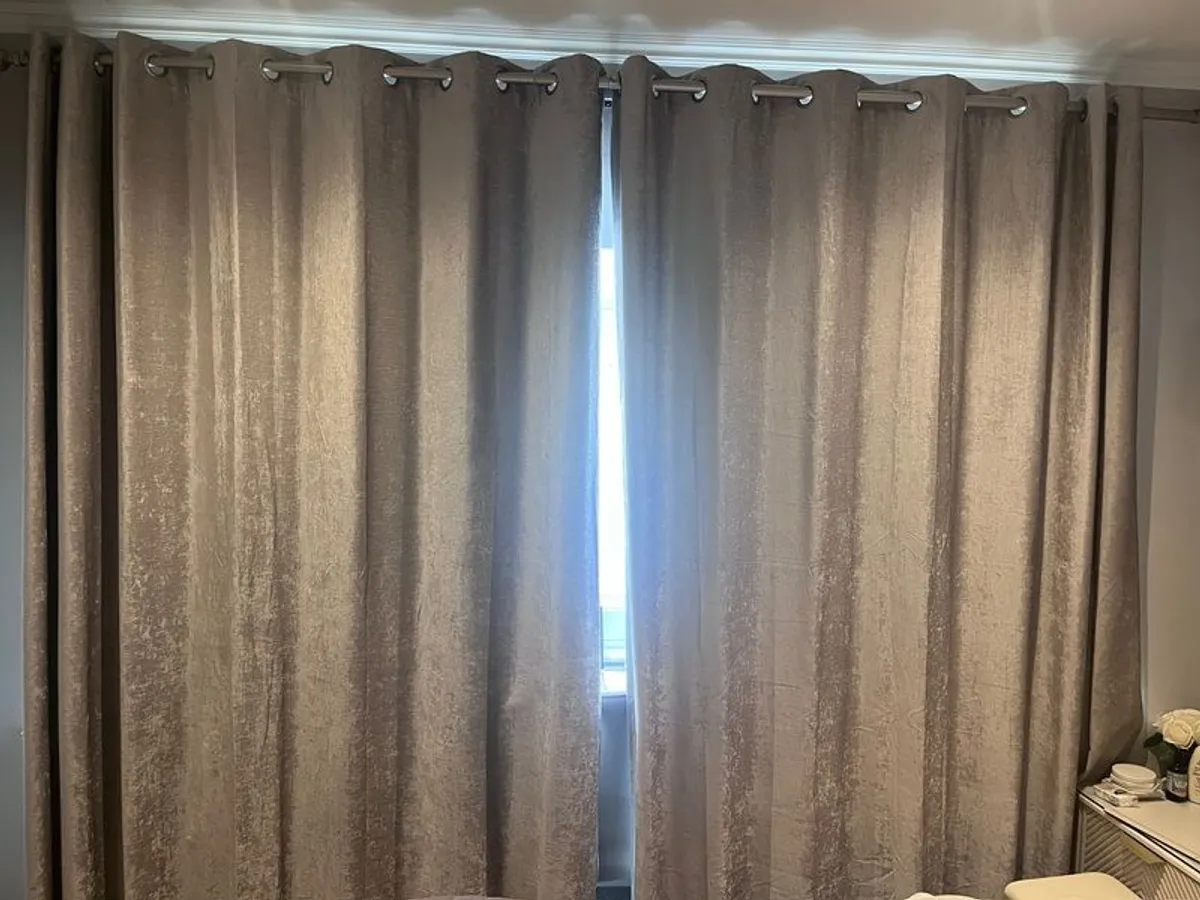 curtains and curtain pole - Image 2