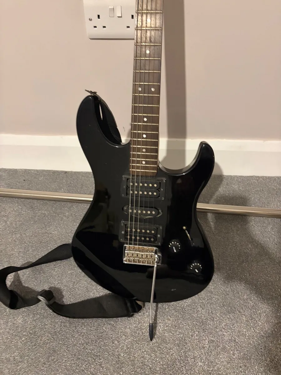 Electric Guitar Yamaha with Amp - Image 4