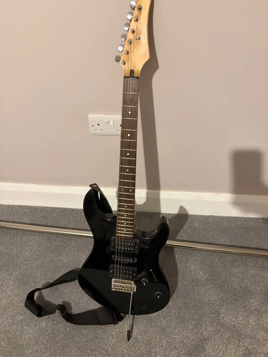 Electric Guitar Yamaha with Amp - Image 1