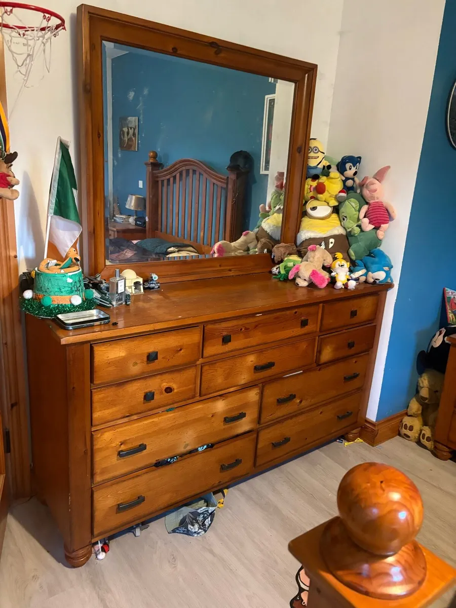 Bedroom furniture. - Image 3