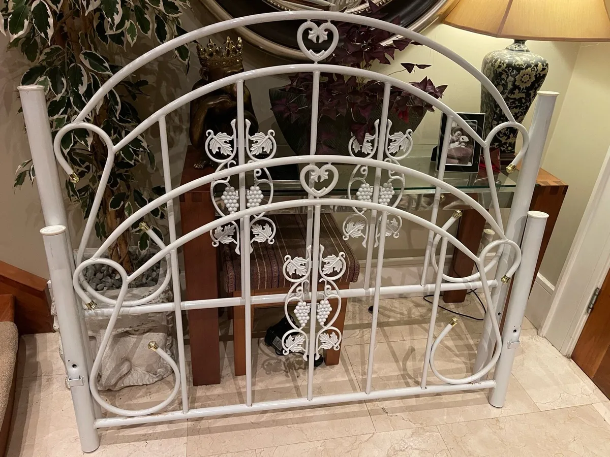 Lovely Sturdy White Ornate Metal 4Ft 6” Double Bed
