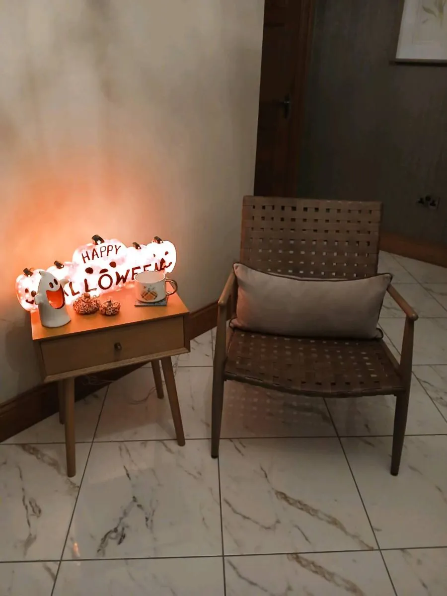 Chair and side table set - Image 2