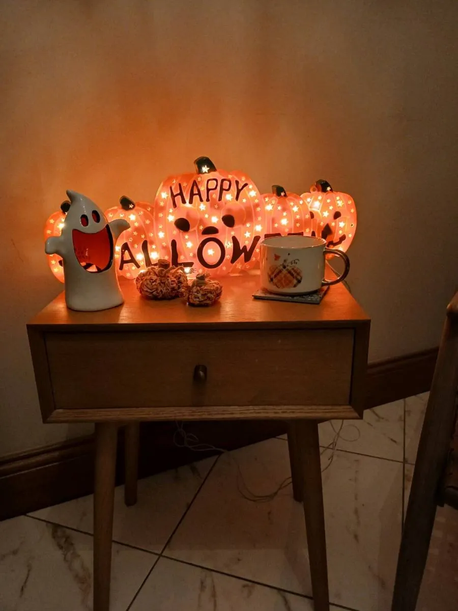Chair and side table set - Image 4