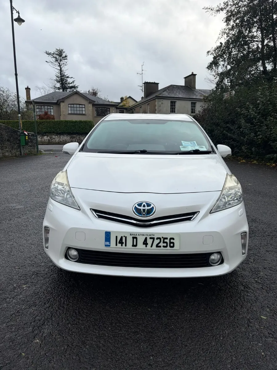 Toyota Prius Alpha - Image 2