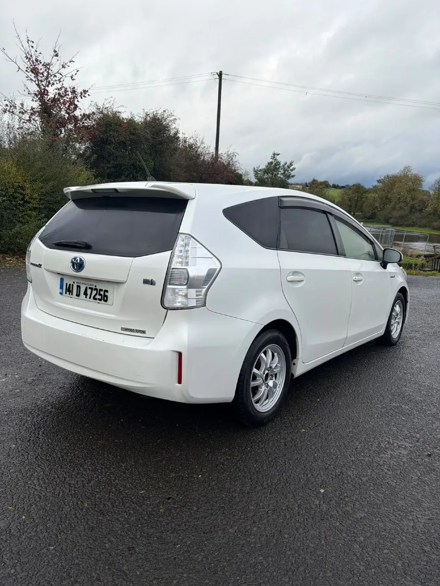Toyota Prius Alpha - Image 3