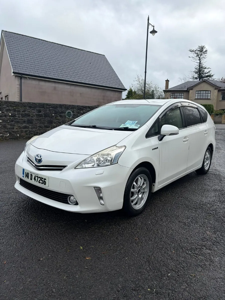 Toyota Prius Alpha - Image 4