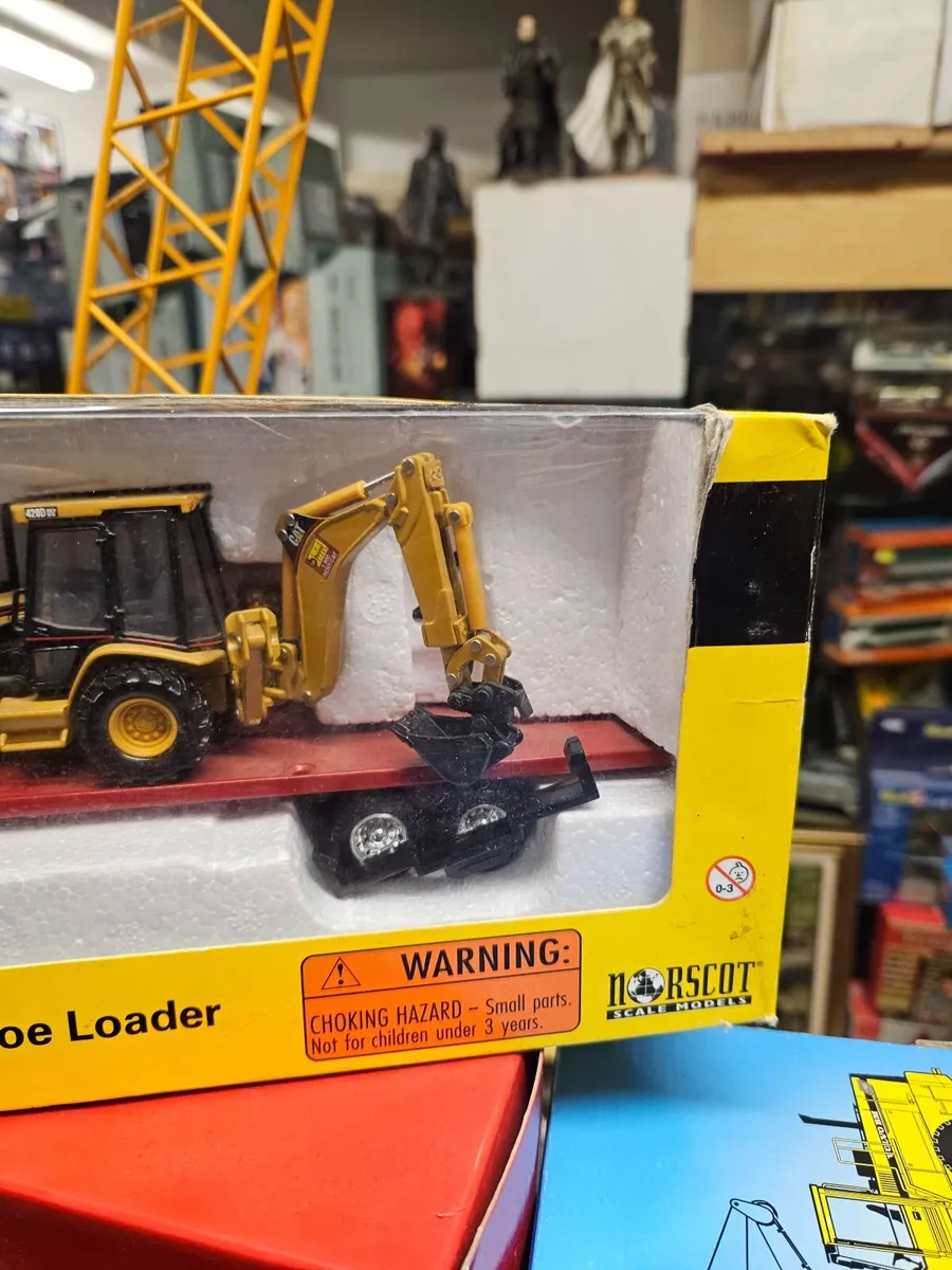 Corgi Norscot Caterpillar Flatbed Haulier Blackhoe - Image 2