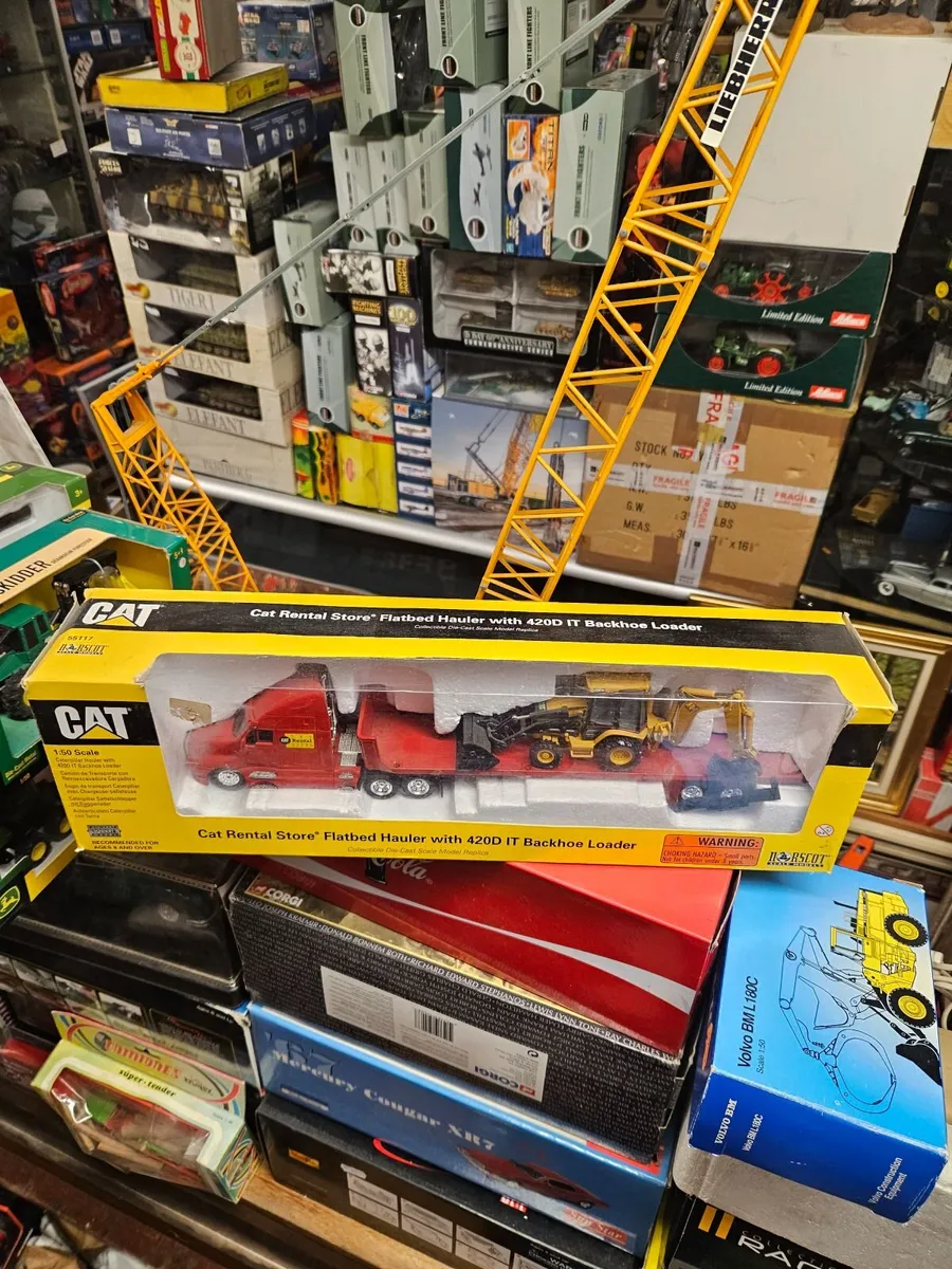 Corgi Norscot Caterpillar Flatbed Haulier Blackhoe - Image 1