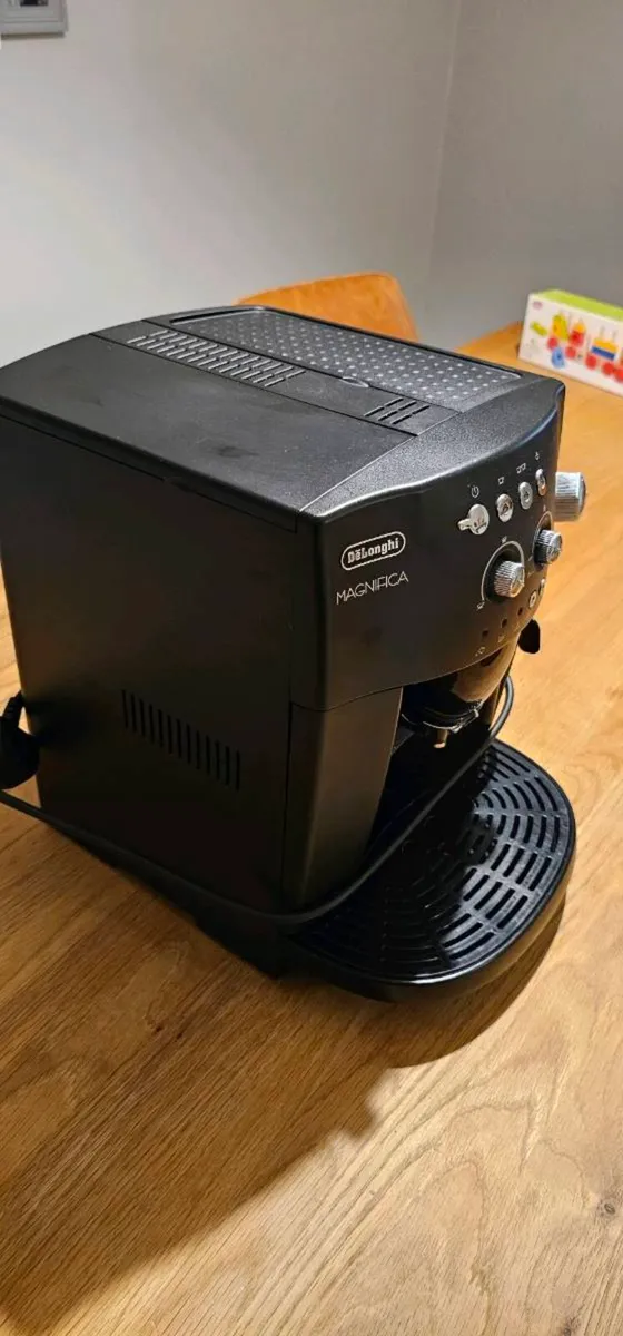 De’Longhi Magnifica ESAM 4000.B Coffee Machine - Image 1