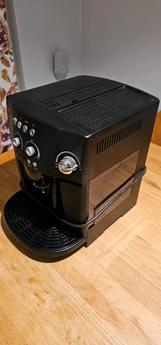 De’Longhi Magnifica ESAM 4000.B Coffee Machine - Image 2