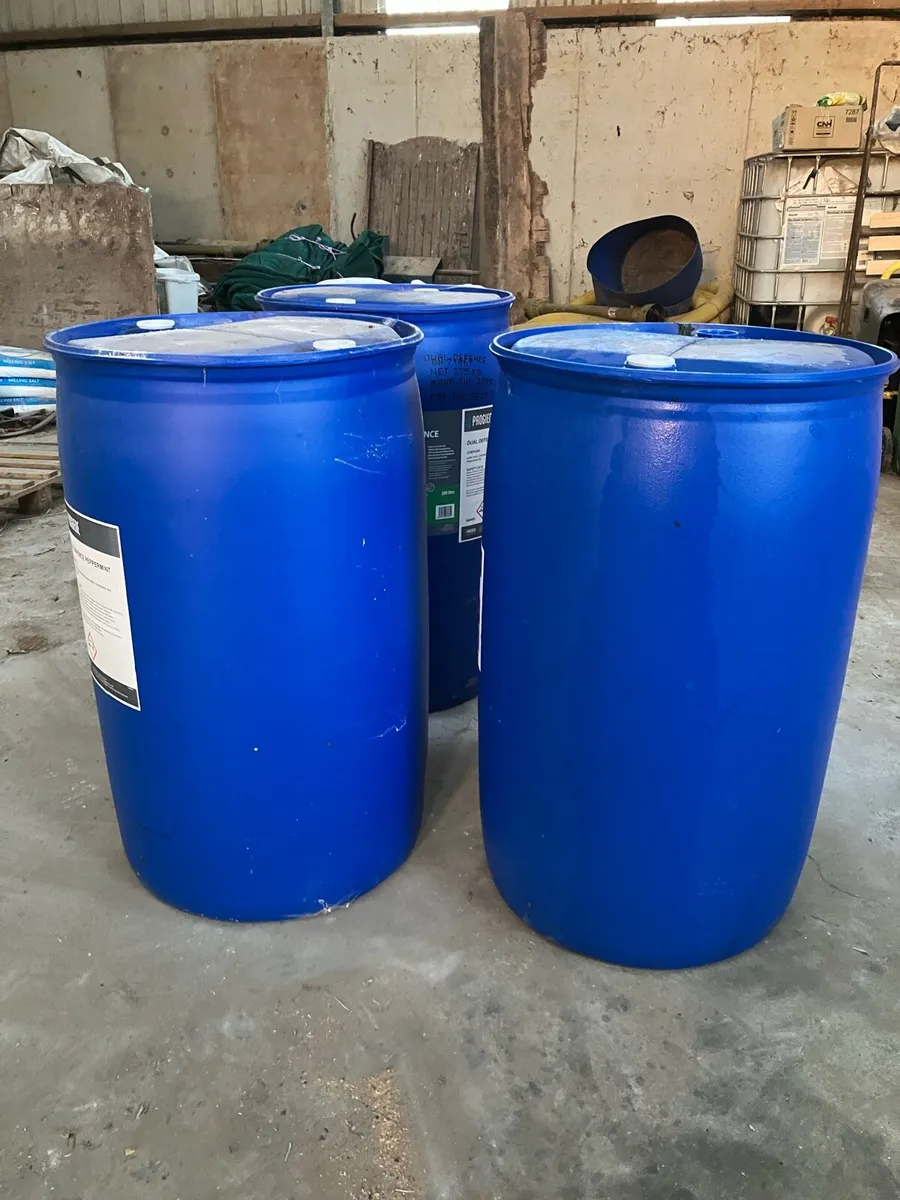 Blue barrels and red tubs - Image 2