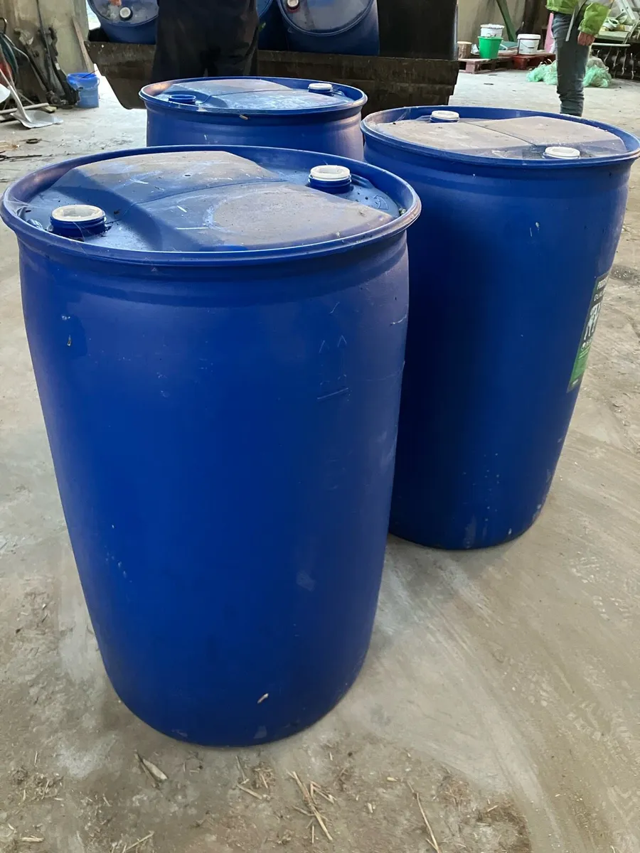 Blue barrels and red tubs - Image 3