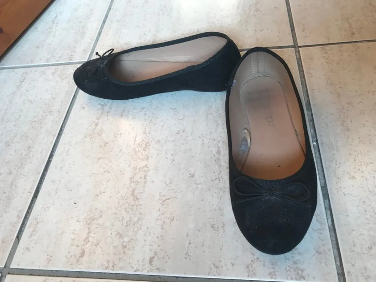 (Lot of 25) Ladies' Shoes Size 3/36 - Image 3