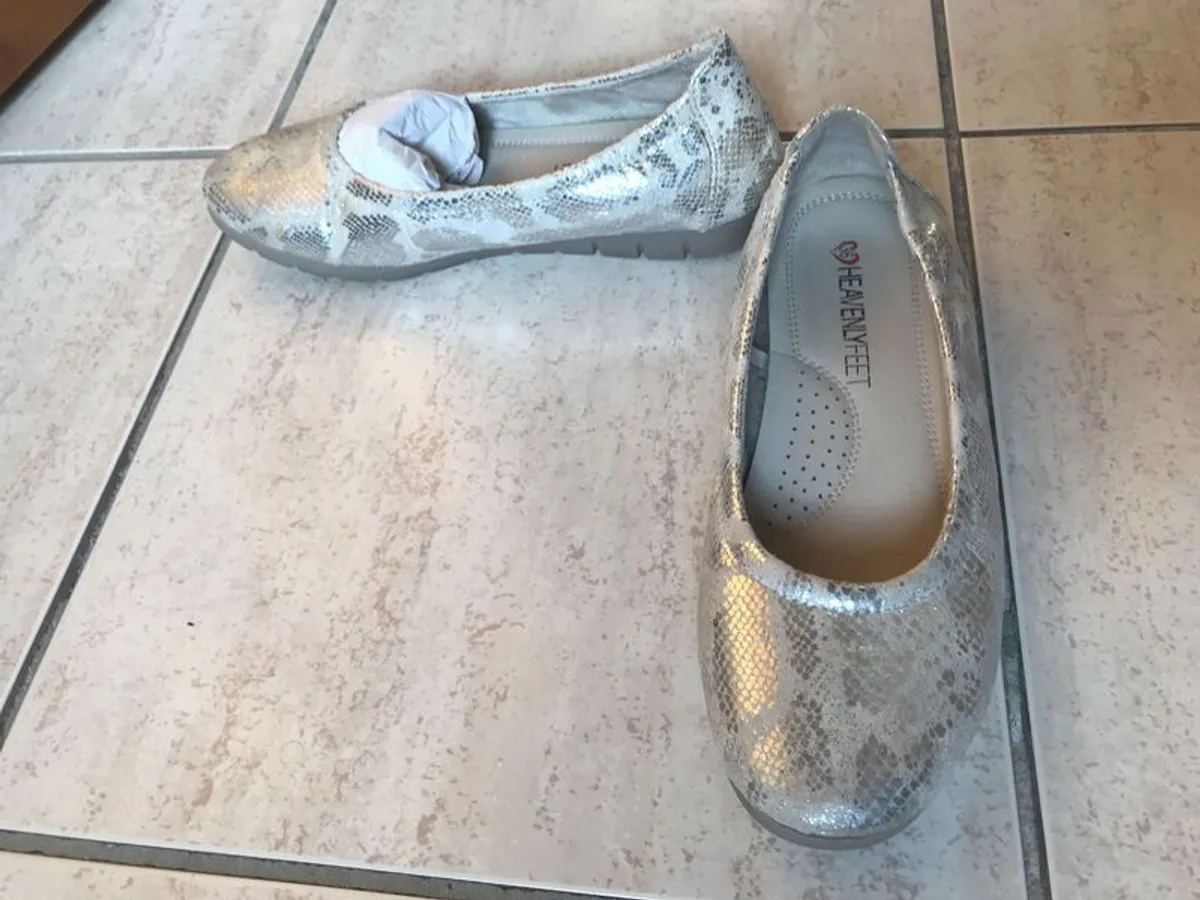 (Lot of 25) Ladies' Shoes Size 3/36 - Image 4