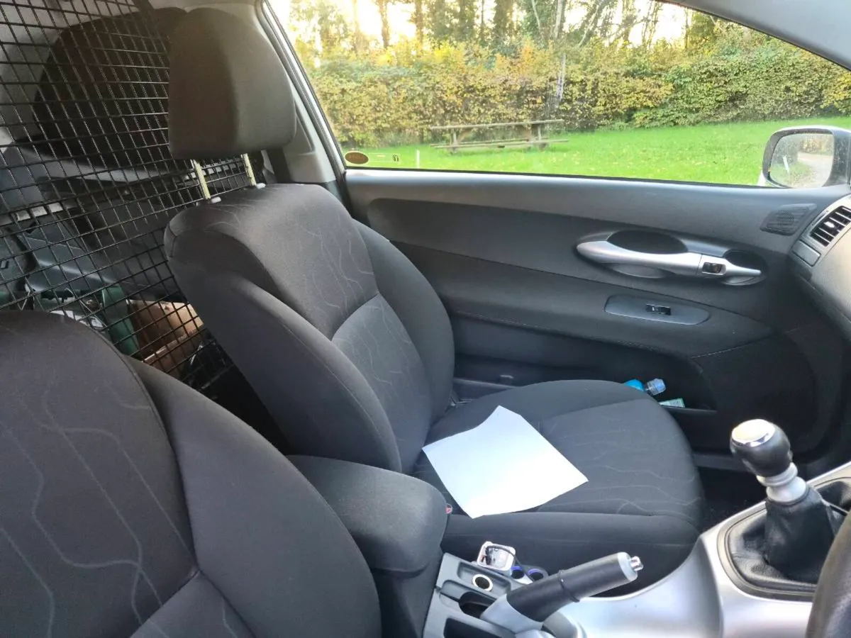 Toyota auris van 2011 - Image 2