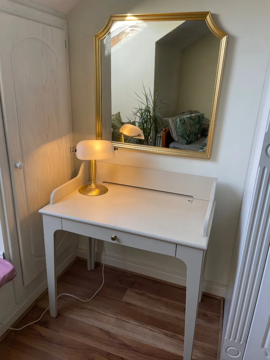 Desk and mirror - Image 1