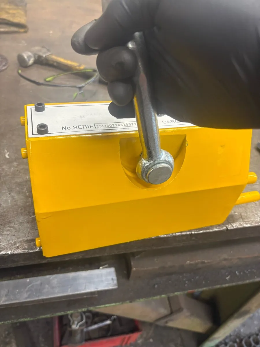 1 Ton lifting magnet - Image 1