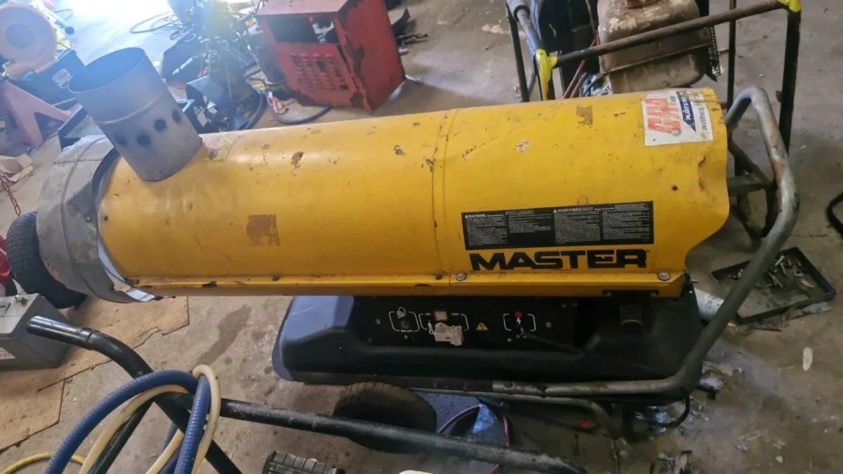Space heater can be seen working - Image 1