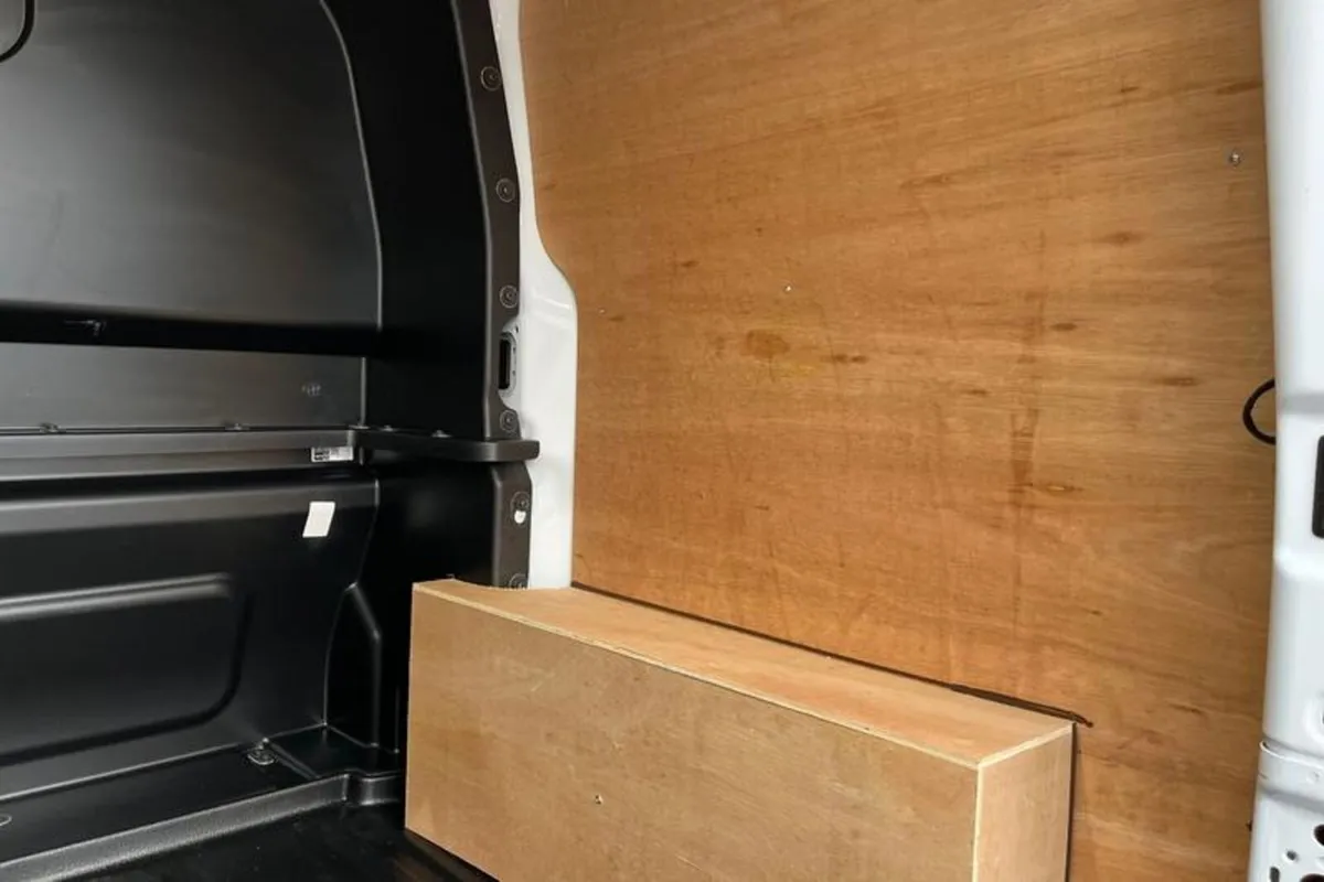 Ford Transit Custom 320 Limited L1 SWB Double Cab - Image 4