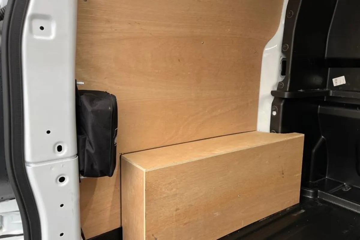Ford Transit Custom 320 Limited L1 SWB Double Cab - Image 4