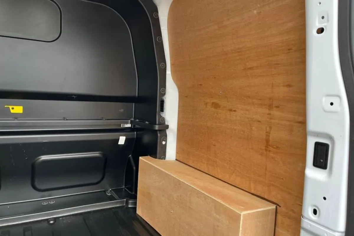 Ford Transit Custom 320 Limited L1 SWB Double Cab - Image 4