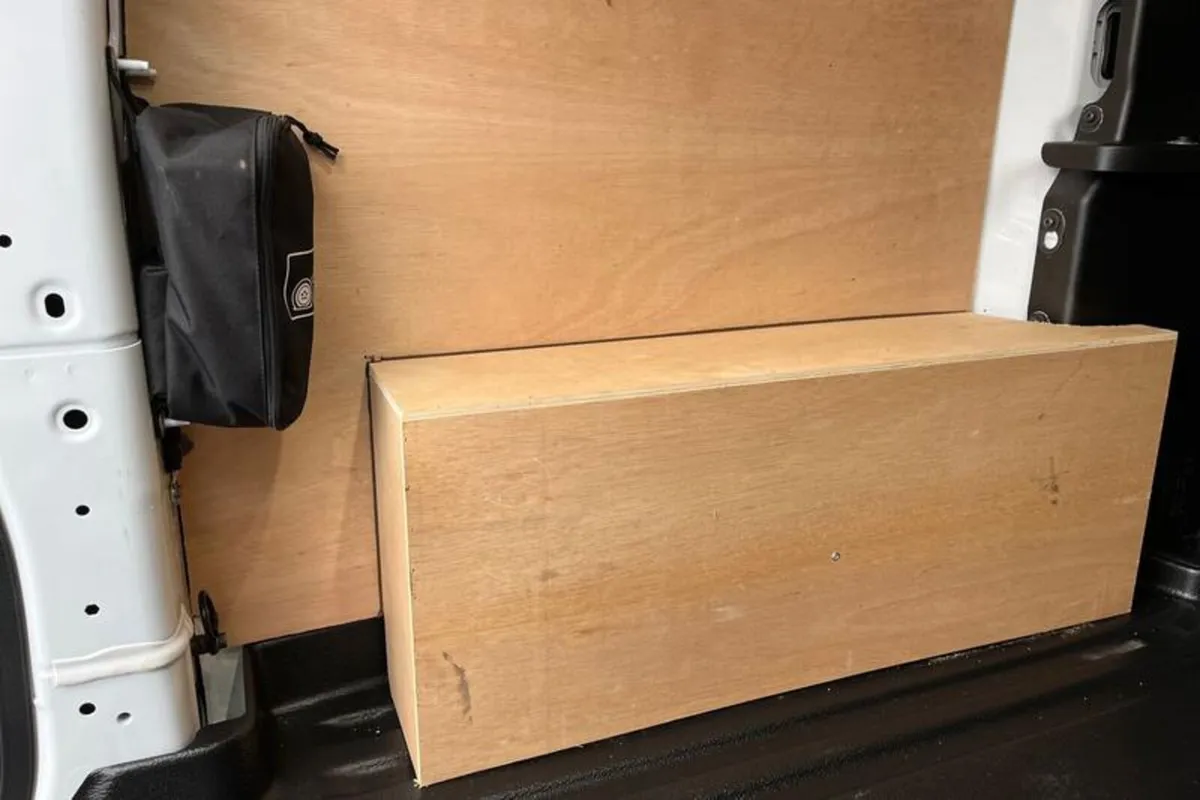Ford Transit Custom 320 Limited L1 SWB Double Cab - Image 4