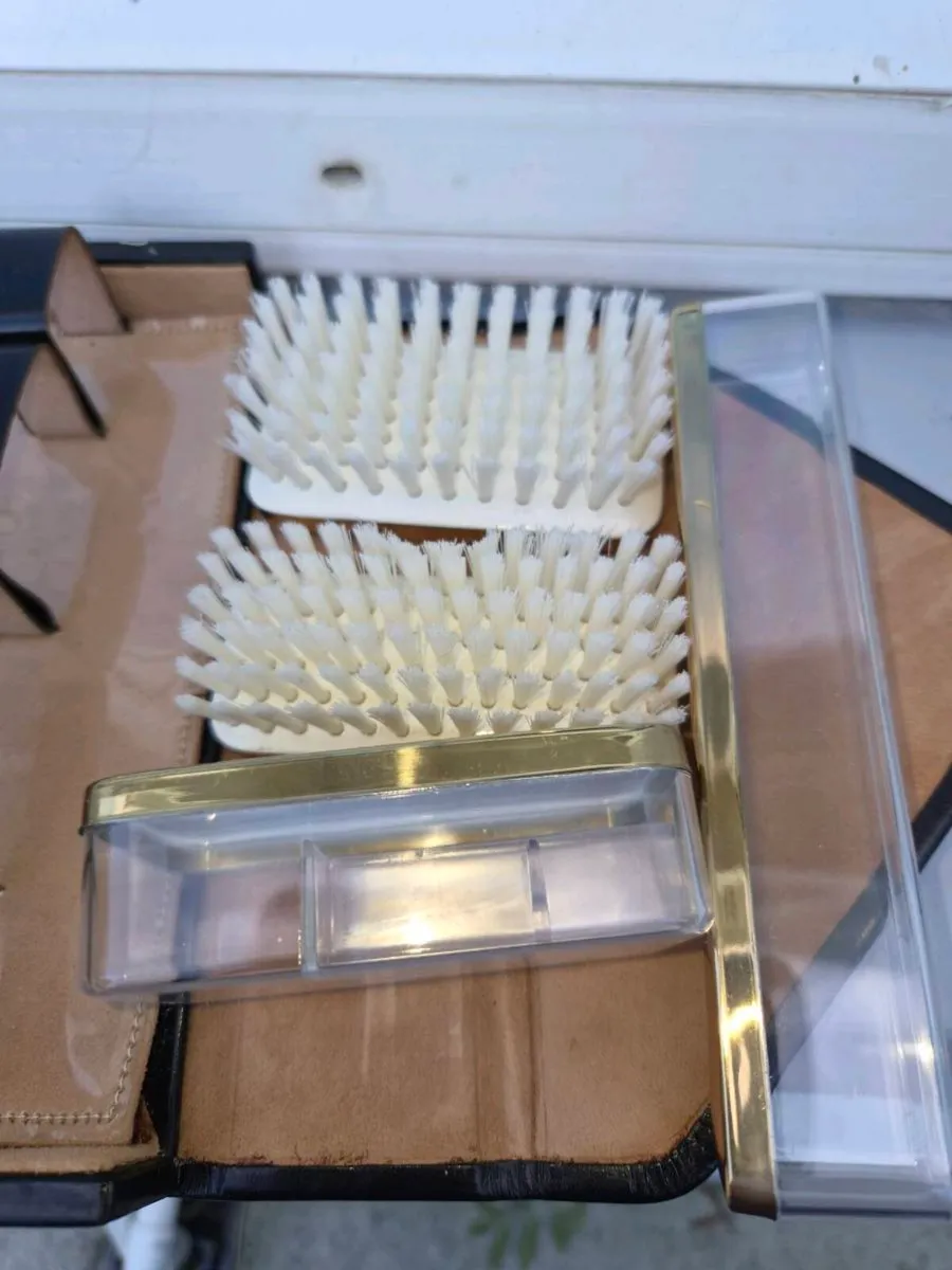 Old 1960s  grooming kit - Image 4