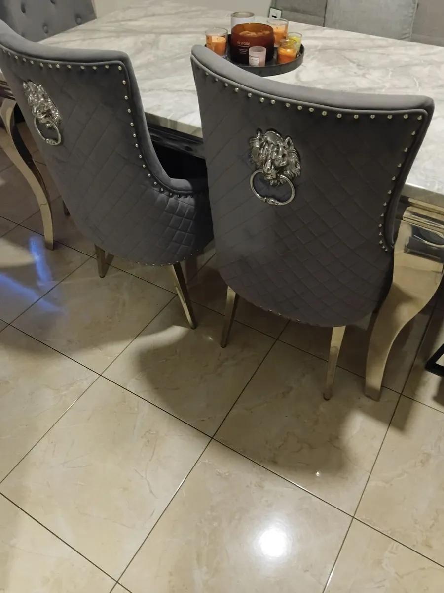 Kitchen table and chairs - Image 2