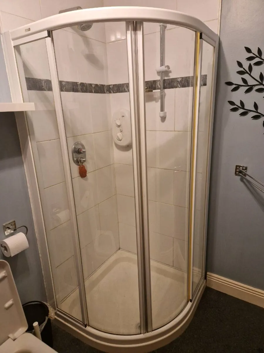 Shower screen. Free to take away. - Image 1